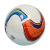 detalle del cosido del balon de futbol runic