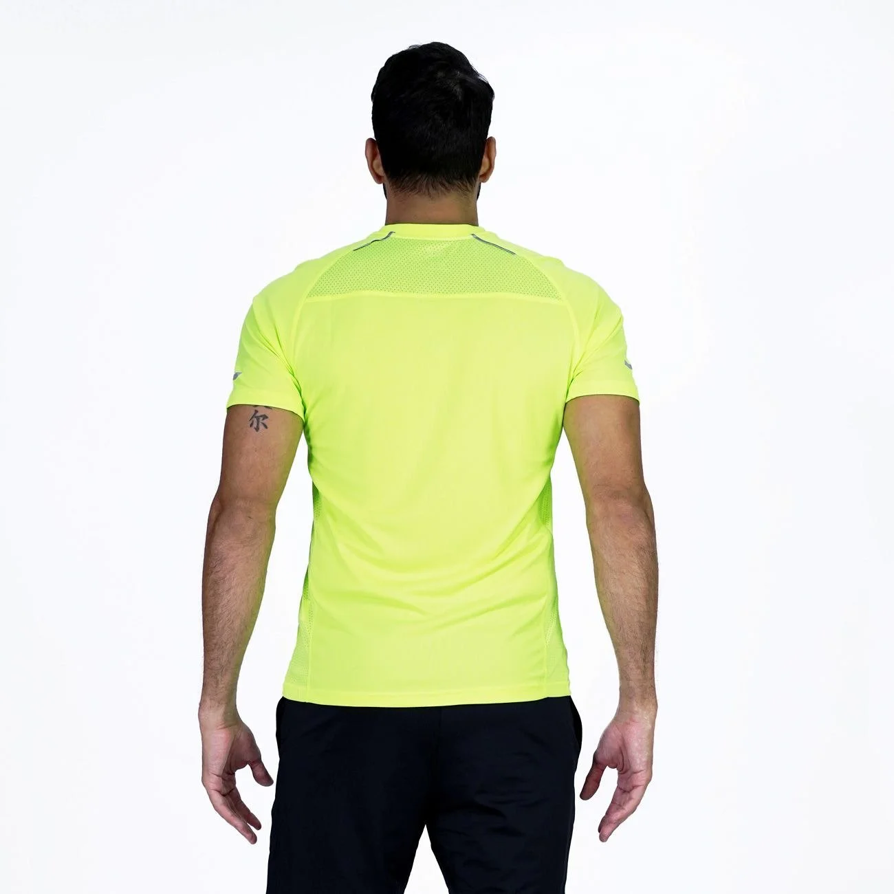 vista posterior del t-shirt everlast con detalles reflectivos