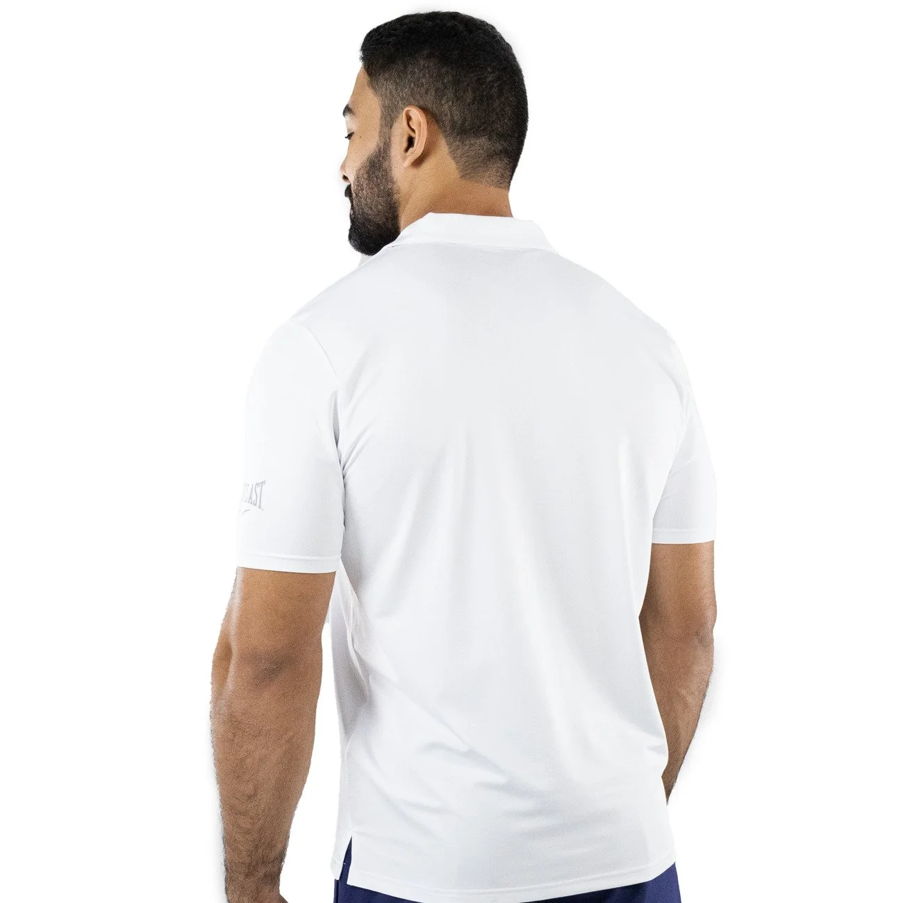 detalle de la manga del polo everlast deportivo