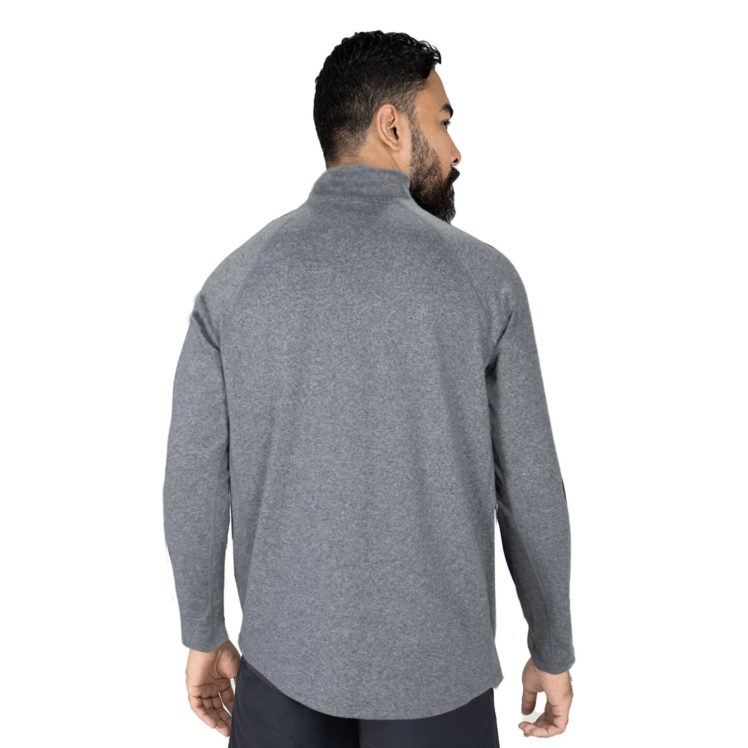 detalle de la parte trasera del pullover everlast nico