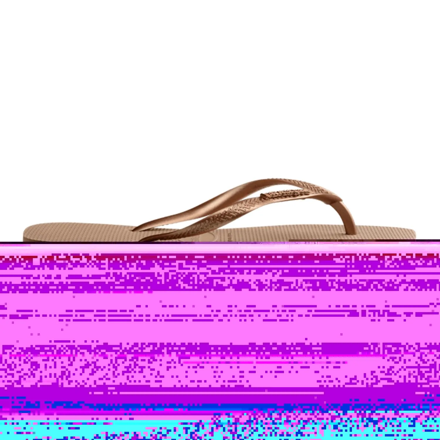 Mujer usando sandalias slim logo metallic Havaianas
